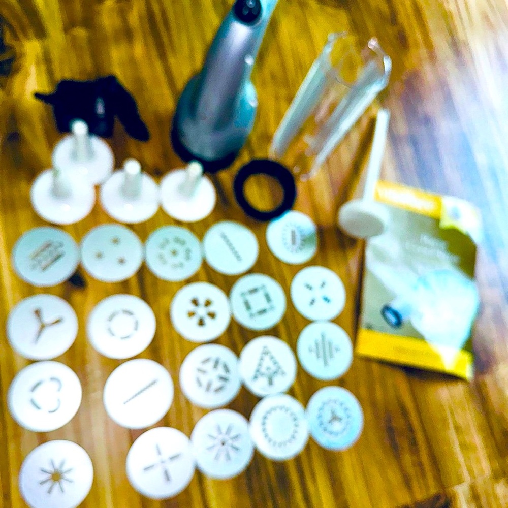 VillaWare Cookie Press cordless, rechargeable, 20 cookie discs 4 icing Tips READ